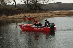 strażacy poszukują zaginionego w wodzie
