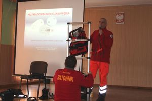 ratownicy prezentują sprzęt ratowniczy