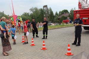 policjantka i strażacy na pikniku z okazji Dnia Dziecka