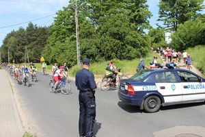 policja blokuje ulicę - wolny przejazd dla cyklistów