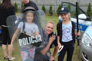 dzieci w strojach szturmowych z policjantką