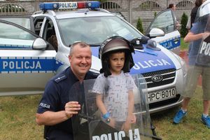 policjant z chłopcem w stroju szturmowym