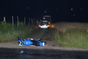 motocykl po wypadku w tle ciągnik i radiowóz