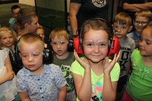 dzieci w ochraniaczach słuchu i wzroku
