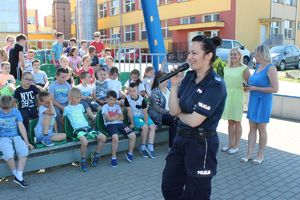policjantka mówi do dzieci przez mikrofon