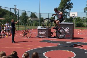rowerowe show - skoki rowerem przez skakankę