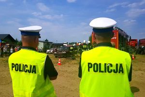 policjanci biorą udział w pozorowanym pokazie czynności podczas wypadku