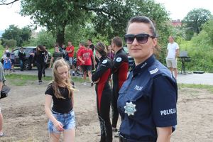 policjantka w tle dzieci