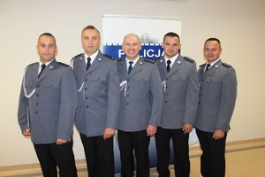 zdjęcie pamiątkowe mianowanych policjantów ruchu drogowego