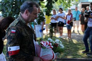 Burmistrz Miasta Lipna składa kwiaty pod pomnikiem