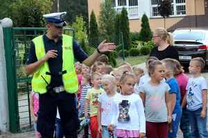 praktyczne ćwiczenia z pokonywania jezdni - dzieci z policjantem