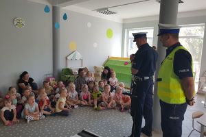 policjanci edukują przedszkolaków