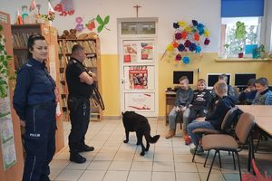 policjanci z psem i dzieci