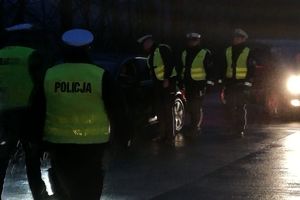 policjanci kontrolują trzeźwość kierujących