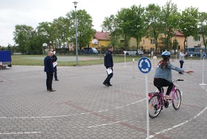 uczestniczka jeździ rowerem po miasteczku ruchu drogowego