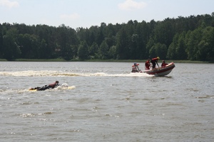 motorówka na wodzie ratuje tonącego człowieka