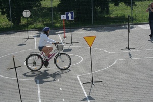 dziewczyna jedzie rowerem po miasteczku ruchu drogowego