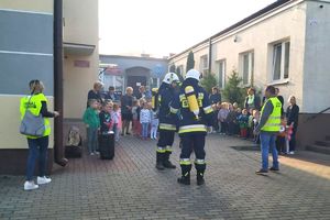 ewakuacja uczniów, strażacy