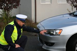 policjant kontroluje oświetlenie pojazdu