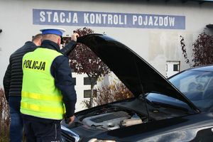policjant kontroluje stan techniczny auta