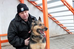 policjant ze swoim psem