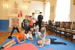 grupa chłopców z policjantką w sali MCK w Lipnie