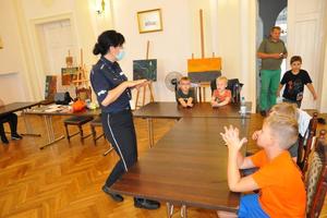 policjantka z dziećmi na spotkaniu w Miejskim Centrum Kulturalnym w Lipnie