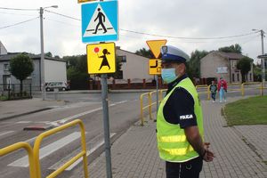 policjant przy przejściu dla pieszych w rejonie szkoły
