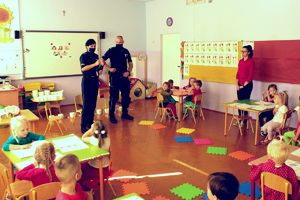 policjanci w przedszkolu