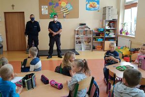 policjanci rozmawiają z przedszkolakami